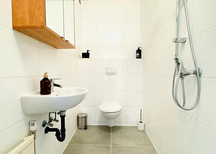 Affordable 4br Shared Apartment, 10 Min To Fac Platz Apartment *